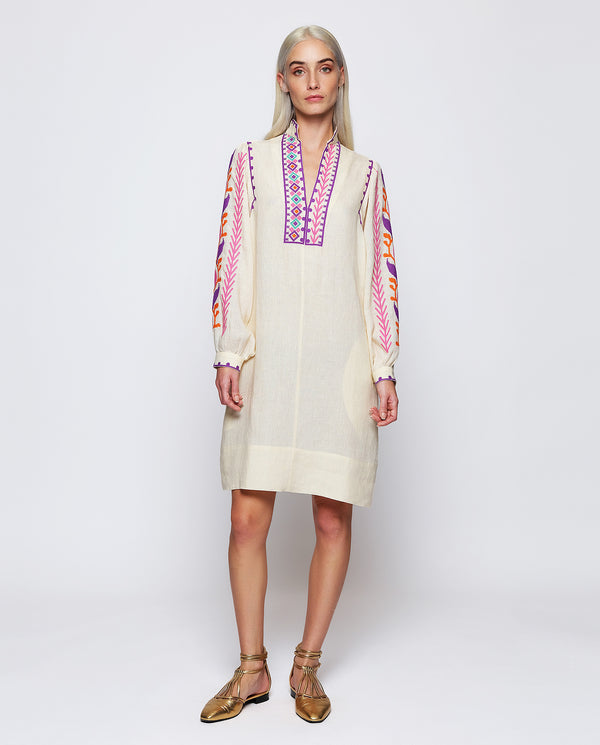 Vestido corto de lino bordado color ecru by MIRTO